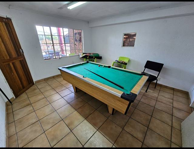 1,100M² WAREHOUSE TO LET IN APEX